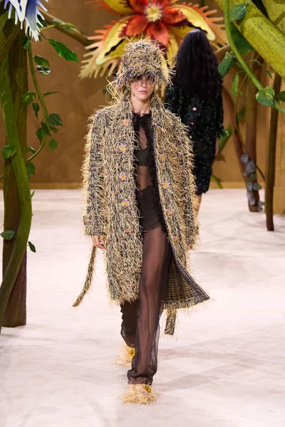 Look 16